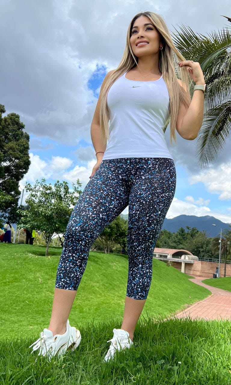 Conjunto 2 Piezas - Capri en licra Nylon y Blusa en licra deportiva Ref: 5044