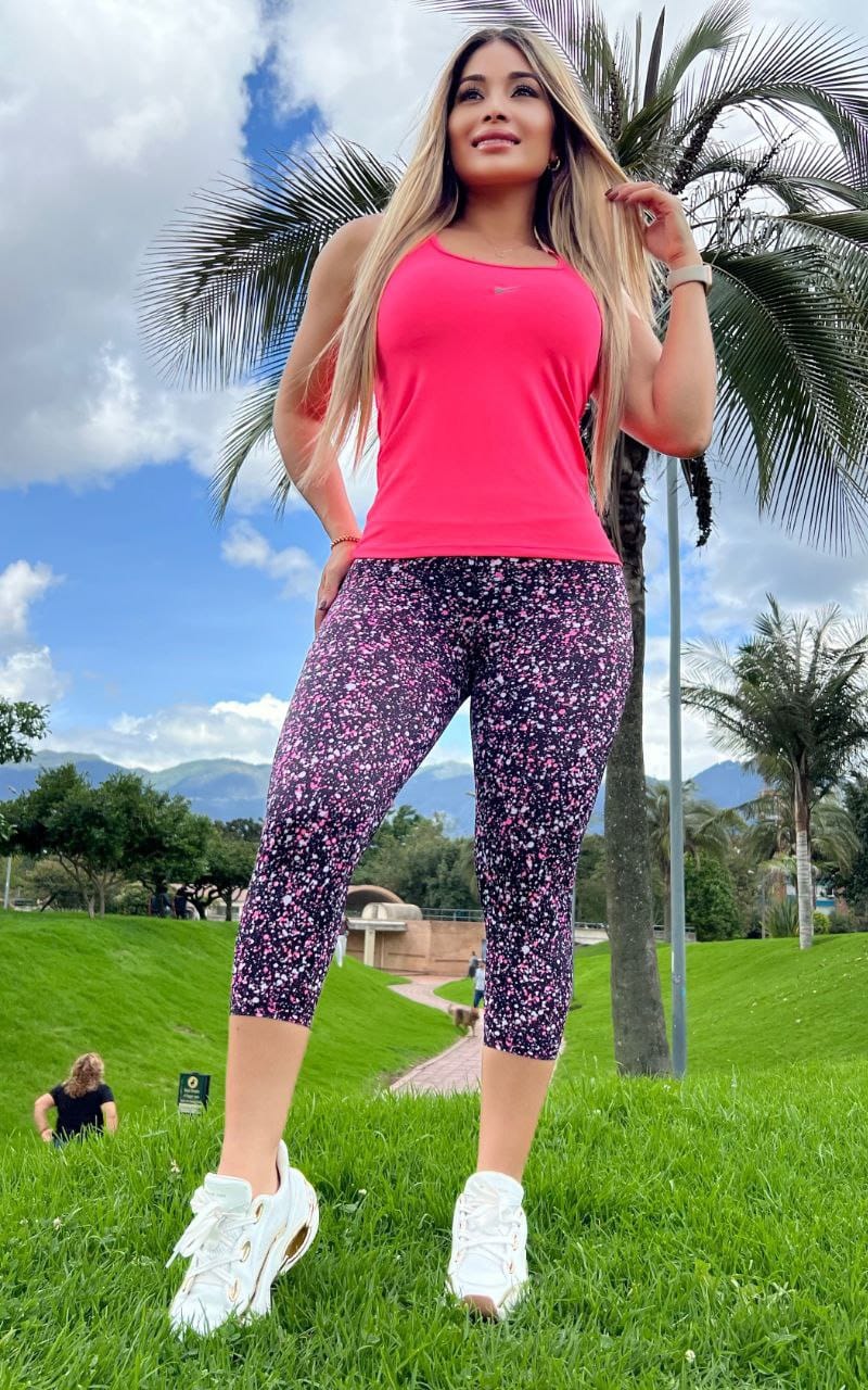 Conjunto 2 Piezas - Capri en licra Nylon y Blusa en licra deportiva Ref: 5044