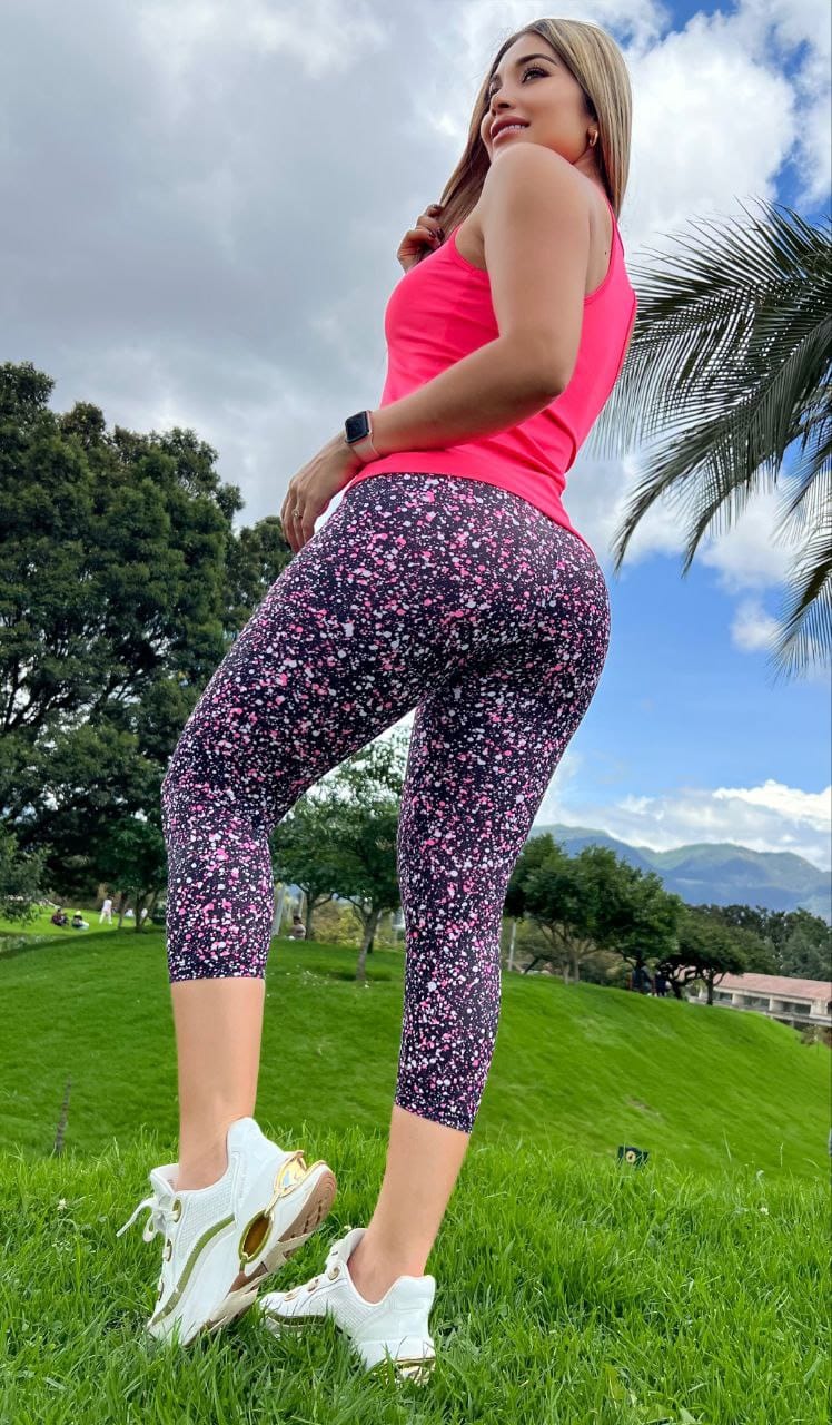 Conjunto 2 Piezas - Capri en licra Nylon y Blusa en licra deportiva Ref: 5044