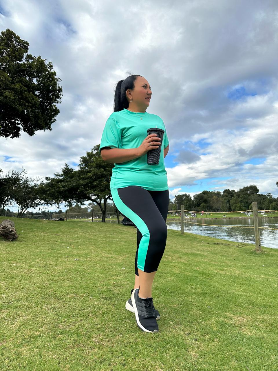 Conjunto 2 Piezas - Capri en Licra Nylons y Camiseta en Licra Liviana Ref: 5090