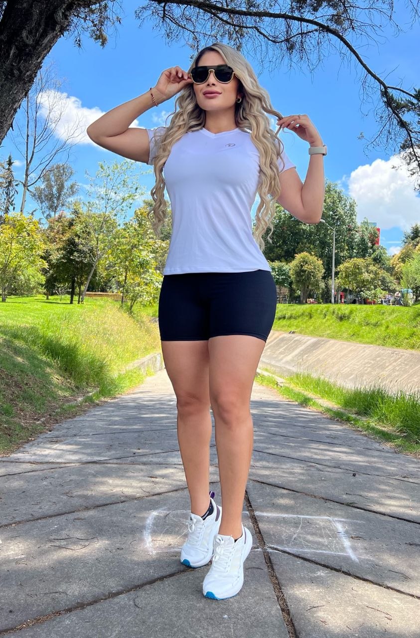 Conjunto 2 piezas incluye camiseta  elaborada en licra deportiva  y short en licra nylon Ref: 10400