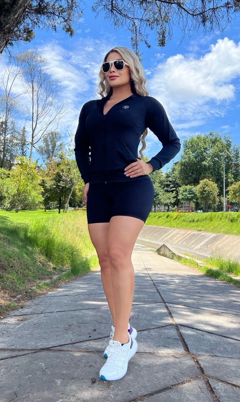 Conjunto 2 Piezas - Chaqueta en Licra Deportiva y Shorts en Licra Nylon Ref: 10300