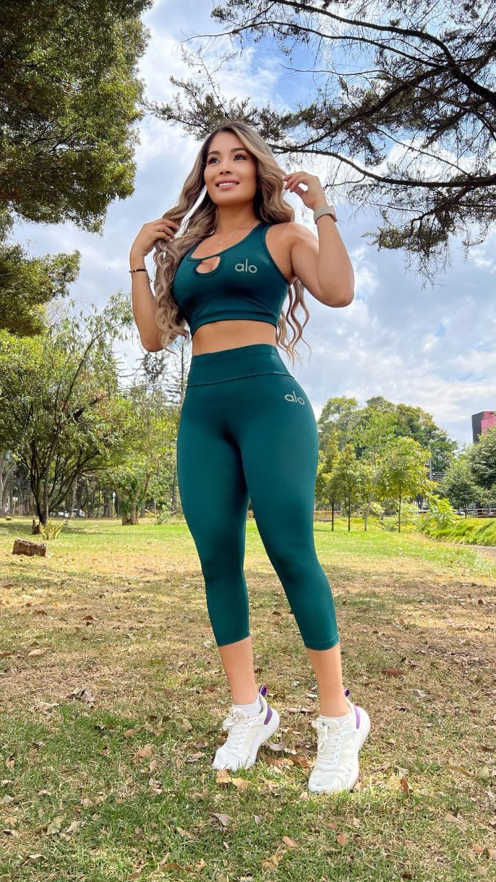 Conjunto 2 Piezas - Capri y Top en Licra Nylon Ref: 5040